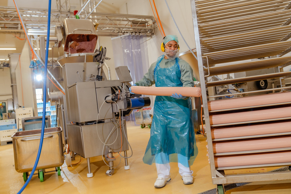 Grafik zeigt Umfrageergebnisse zur Nutzung von KI-Agenten in Logistik und SCM mit aktuellen Herausforderungen.