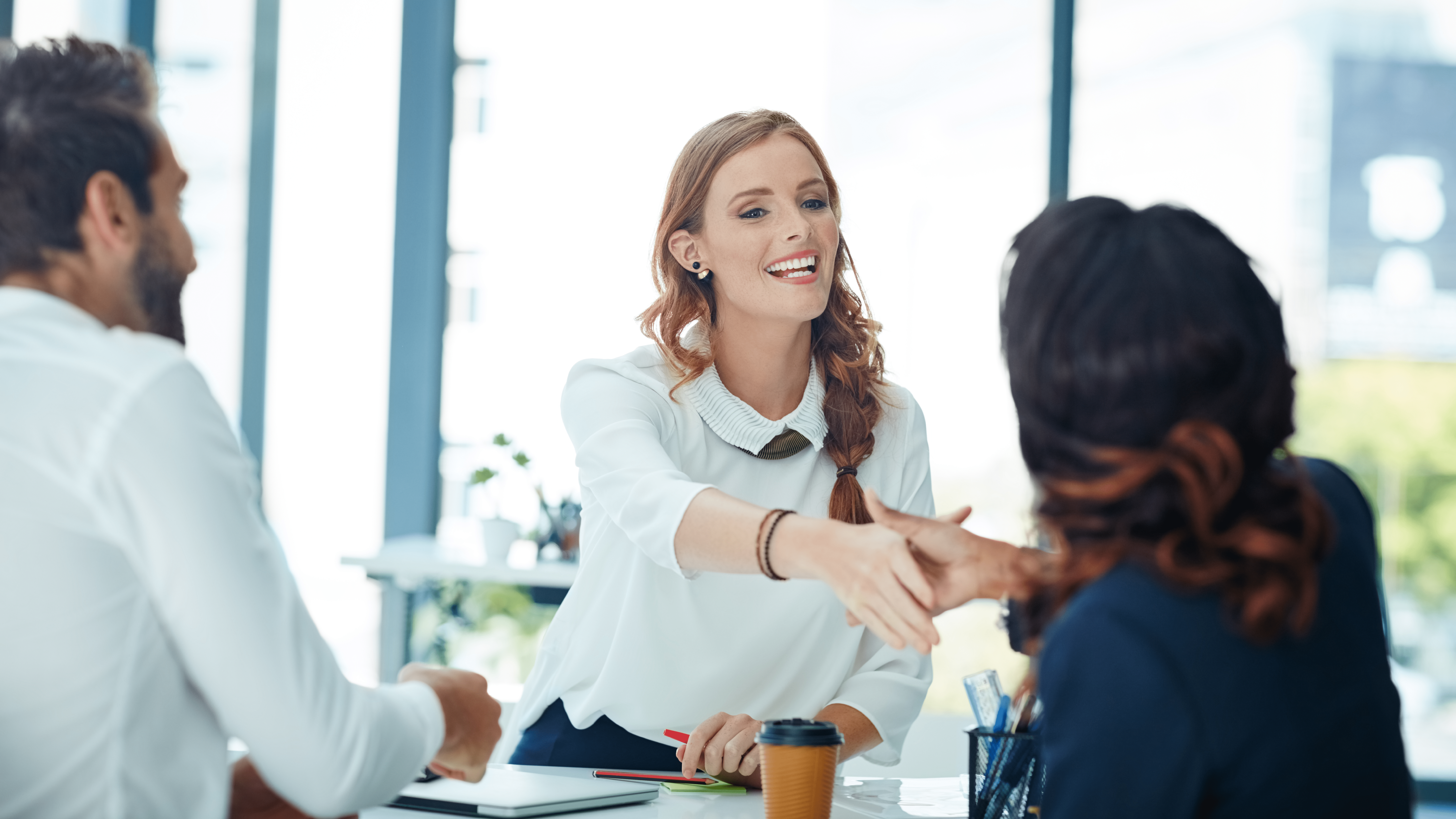 Junge Frau und ihre Gesprächspartner*innen