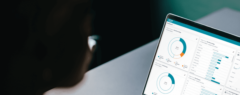 Supply Chain Managerin arbeitet am Laptop mit Bestandsoptimierungssoftware ADD*ONE.