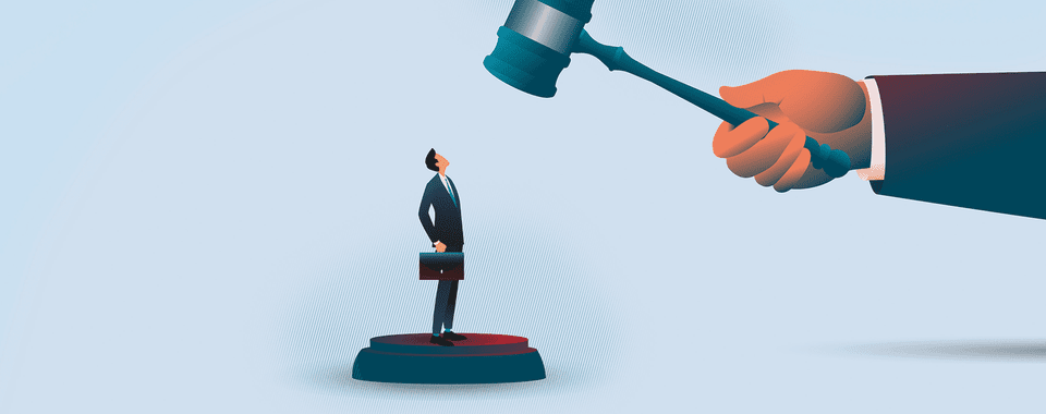 Illustration zu AML-Druck: Ein Richterhammer bedroht einen Banker – Symbol für strenge Compliance- und Meldefristen.