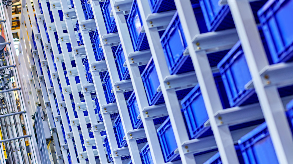 EU-Flaggen vor dem Gebäude der Europäischen Kommission in Brüssel, symbolisieren Einheit und Zusammenarbeit in Europa.
