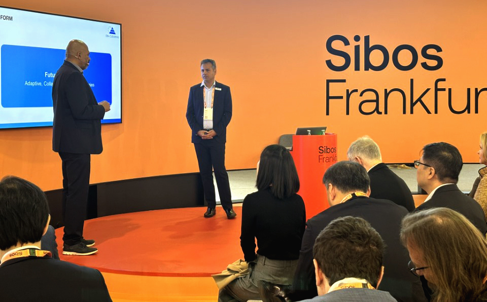 Präsentation während der Sibos-Konferenz in Frankfurt, Diskussion über adaptive Finanzlösungen und Innovationen.