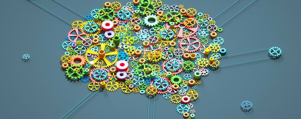 Bunte Zahnräder bilden ein kreatives Gehirn-Motiv zur symbolischen Darstellung von Ideen und Innovationen.