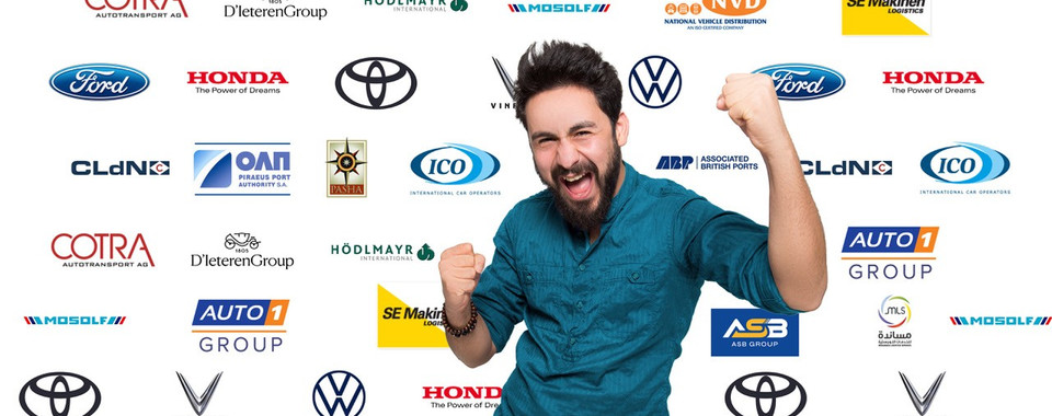 Mann freut sich mit Autosymbolen im Hintergrund, darunter Marken wie Ford, Honda und Volkswagen.