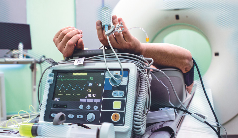 Patient liegt in CT angeschlossen an EKG Gerät