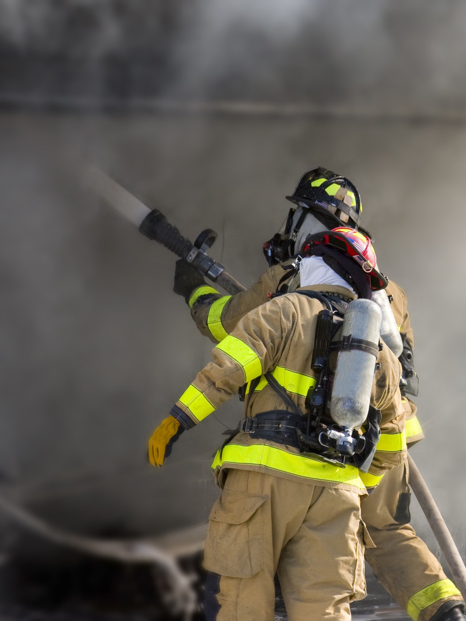 Eine Disponentin steht in einem Lager und hält ein Tablet mit Software zur Bestandsoptimierung.