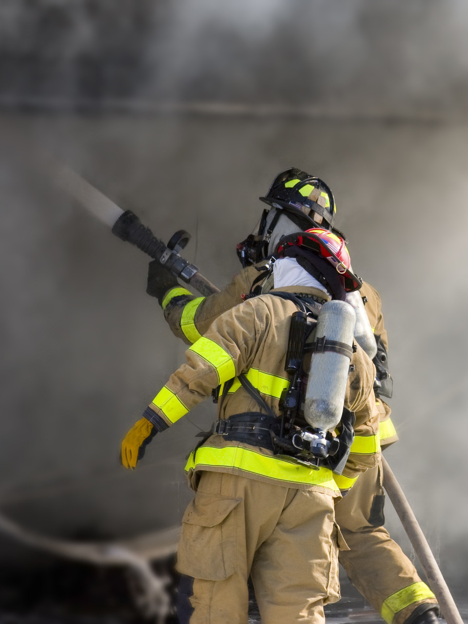 Eine Disponentin steht in einem Lager und hält ein Tablet mit Software zur Bestandsoptimierung.