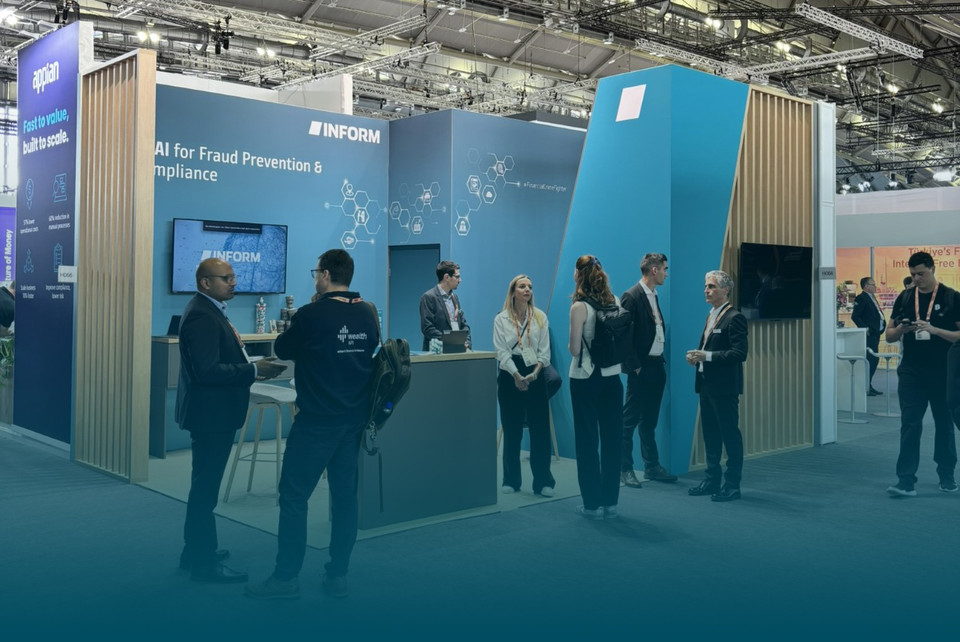Messestand von INFORM mit Fokus auf KI zur Betrugsprävention und Compliance.