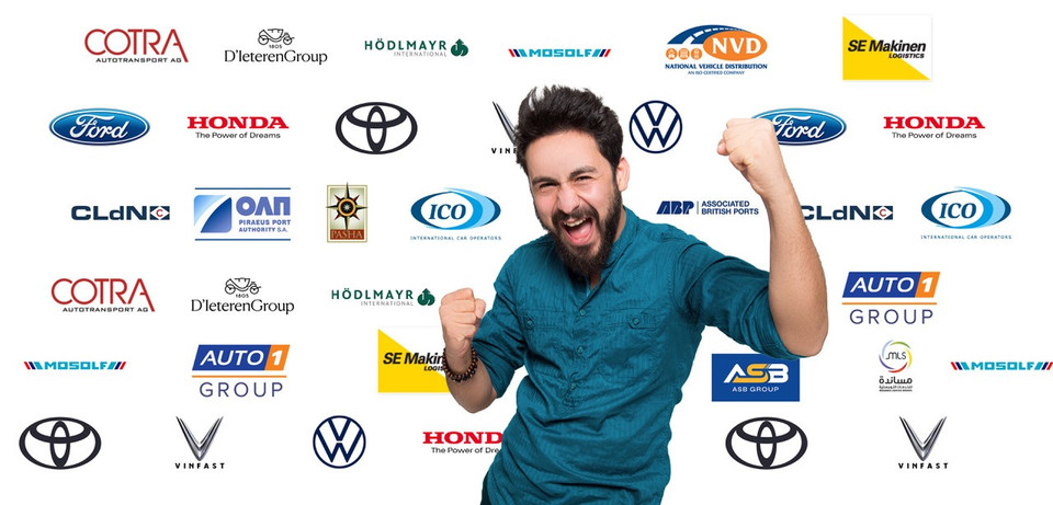 Ein begeisterter Mann posiert vor verschiedenen Automarken und Logistikunternehmen, fördert Zusammenarbeit und Erfolg.
