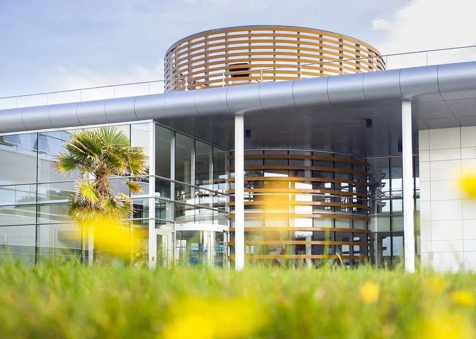 Crédit Mutuel Arkéa: modernes Bürogebäude als Covervisual zu RiskShield und Betrugsprävention in Echtzeit.