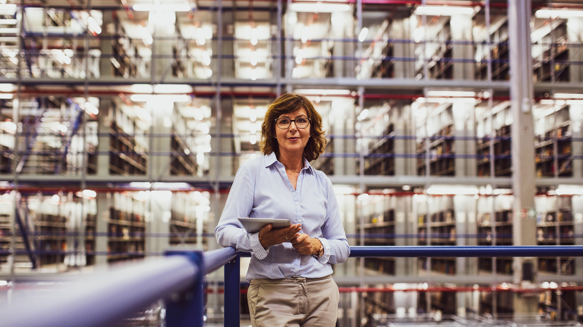 Disponentin mit Tablet überprüft die Bestände