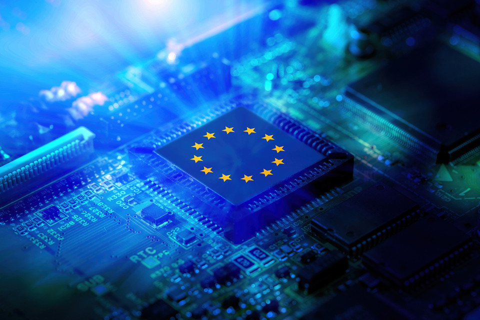 Ein Mikrochip mit der EU-Flagge auf einer elektronischen Platine, Symbol für europäische Technologie und Innovation.