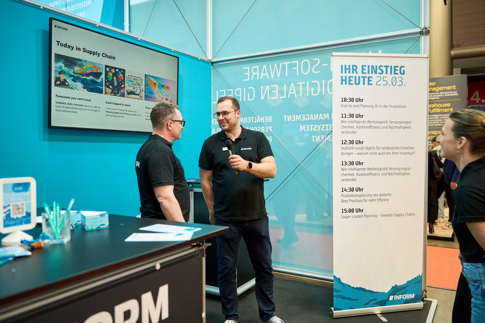 Messeauftritt von INFORM mit Diskussionen über Supply Chain-Lösungen und Vorträgen zum Thema moderne Logistik.