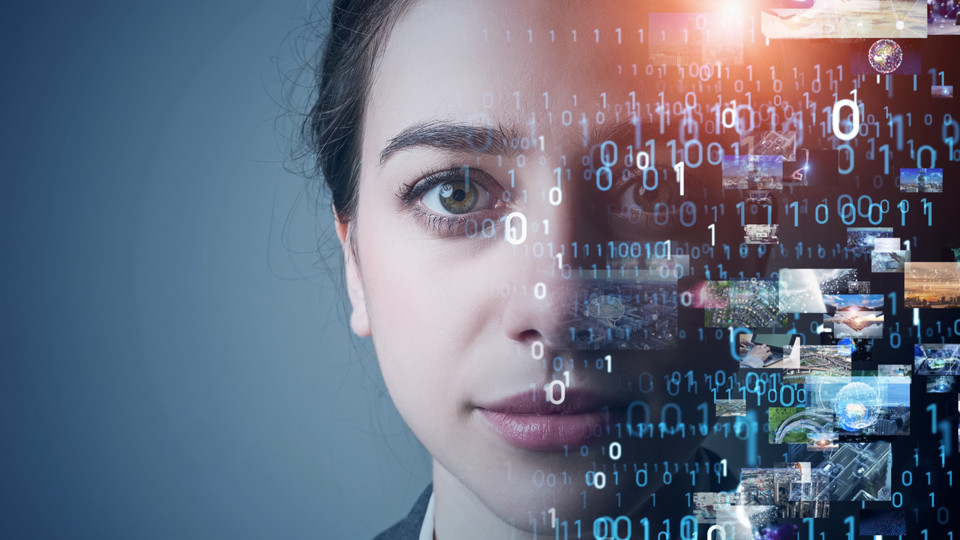 Moderne digitale Technologien im Hintergrund, die Innovationen und Kreativität symbolisieren.