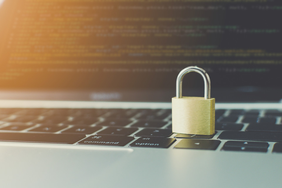 Schloss auf einer Laptop-Tastatur symbolisiert Datensicherheit und Schutz vor Cyberangriffen