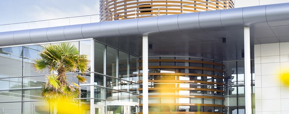 Crédit Mutuel Arkéa: modernes Bürogebäude als Covervisual zu RiskShield und Betrugsprävention in Echtzeit.