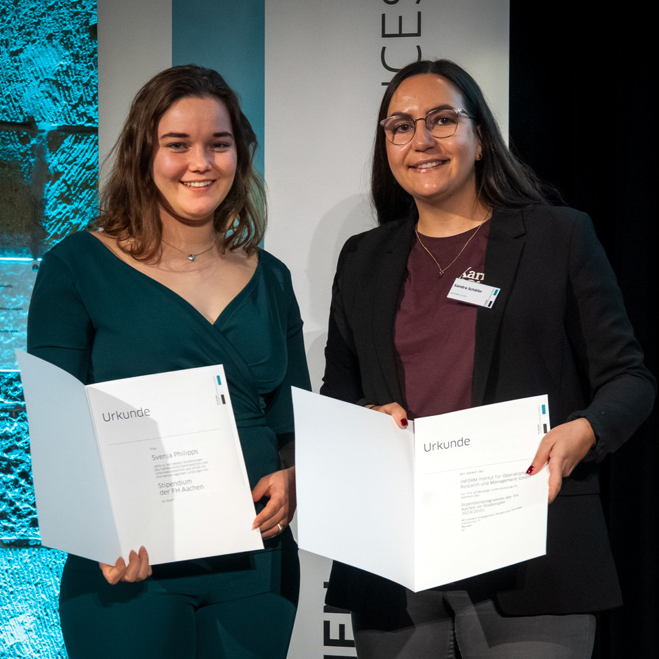 Unsere Stipendiatin Svenja und Kollegin Sandra bei der Stipendienfeier der FH Aachen. Beide halten die Urkunden in der Hand.